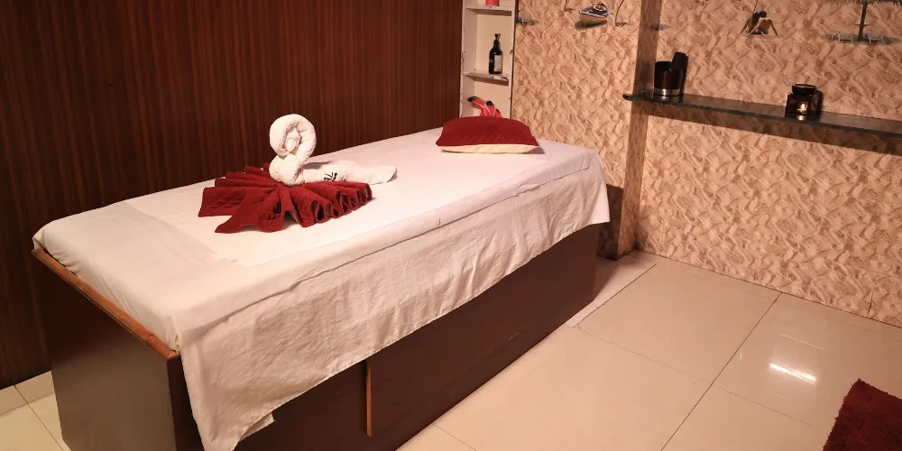 Aroma therapy massage with essential oils in Surat